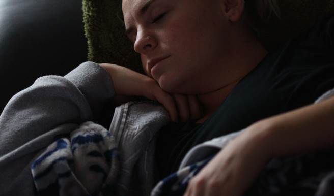 拥抱暗黑，除了睡觉时关灯，并确保卧室全暗之外，睡前提早把灯关暗，更是务必做到的重点。(示意图/Pixabay)