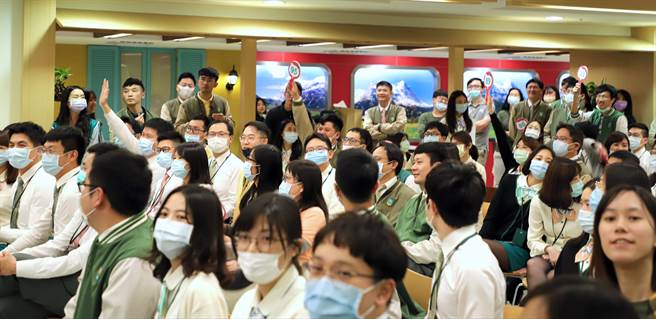 玉山金控「资源流通爱心义卖活动」连续9年举办，同仁们踊跃参与义卖竞标活动，募得所得将全数将捐助玉山「关怀学童专案」。（玉山提供）