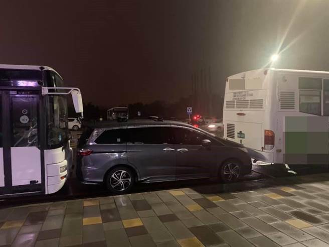 網友路邊停到紅線，遭客運前後夾擊。（翻攝新竹大小事臉書）