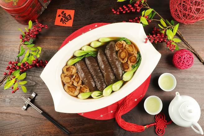 天香楼推围炉桌宴；亚致餐饮以冷冻年菜抢攻各大通路，满足不同客层需求。（亚都提供）