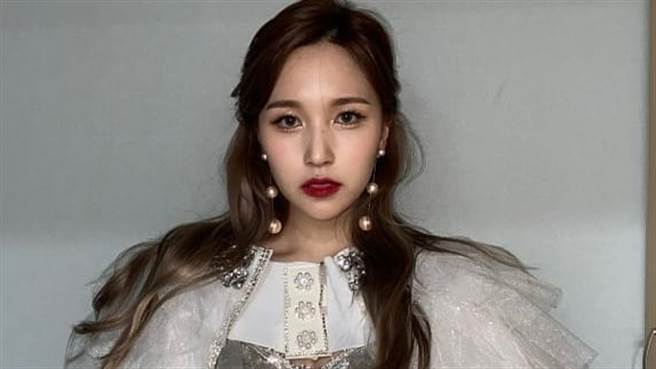 Mina近日晒出新造型侧拍，意外泄性感好身材。（图／IG@twicetagram）