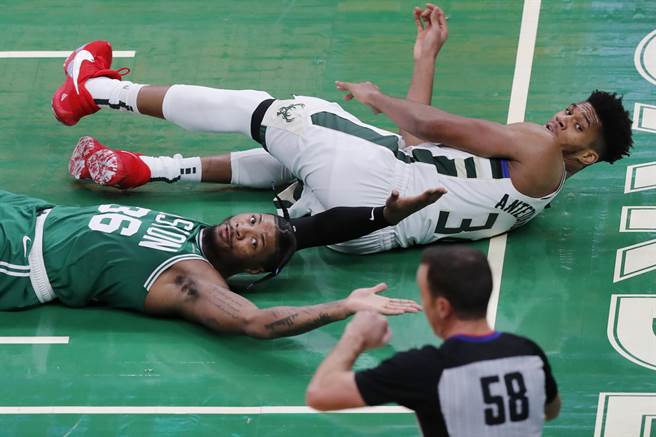 阿提托康波躺在地上看著裁判吹他進攻犯規。(美聯社)