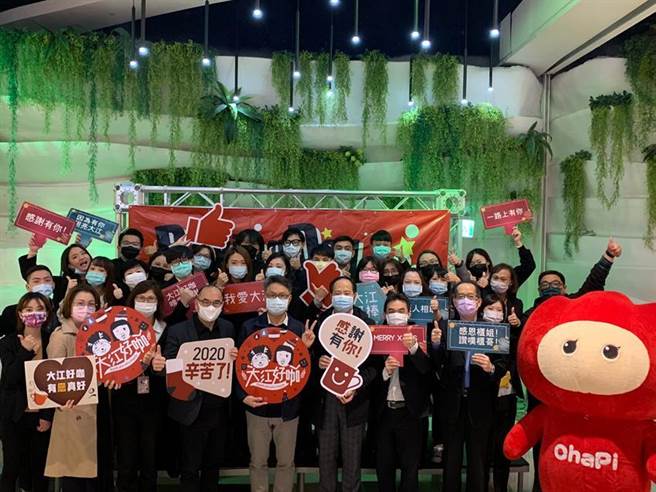 （圣诞节前夕按惯例为柜哥、柜姐们奉上一杯好咖啡。图／大江购物中心）
