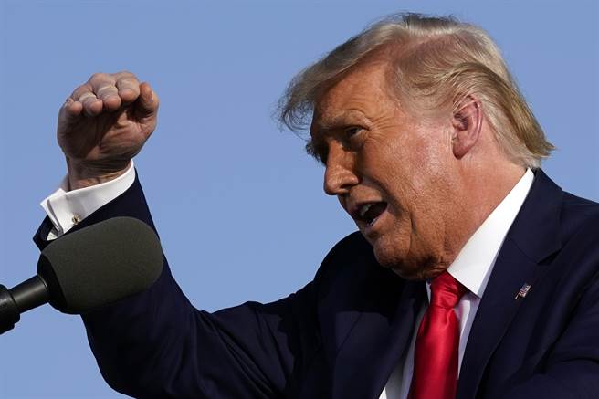 美国总统川普除了传出与盟友密会商讨实施戒严、以便重新举行大选之外，也向民眾喊话他不会离开白宫，并在推特影片上中自称「下届政府可能还是我」。（美联社）