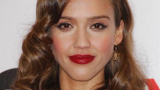 洁西卡艾芭(Jessica Alba)近日受邀登上女性杂志大展凹凸有致的曲线。（图／达志影像）