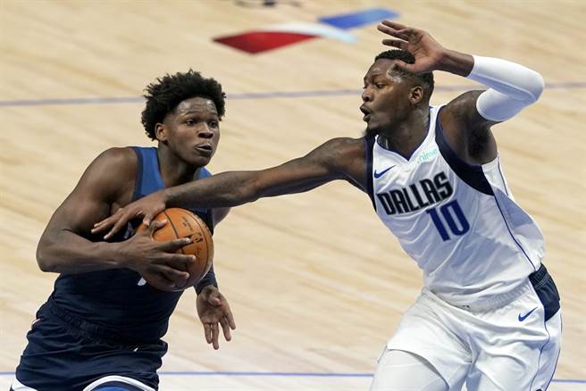 今年选秀状元灰狼后卫爱德华兹(左)在处女秀攻下15分。(美联社)