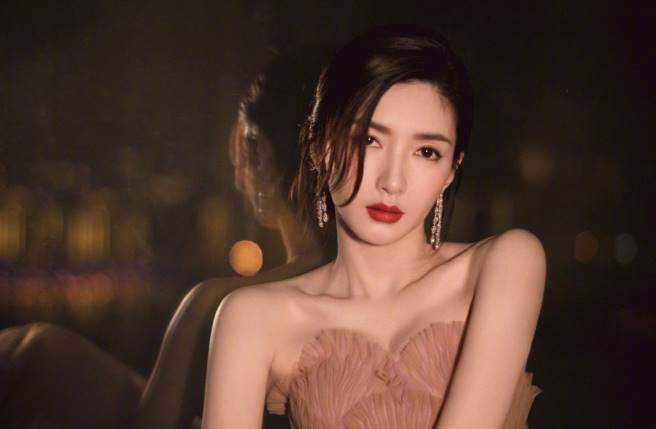 江疏影身穿抹胸礼服，大秀性感锁骨。（图／取材自江疏影微博）
