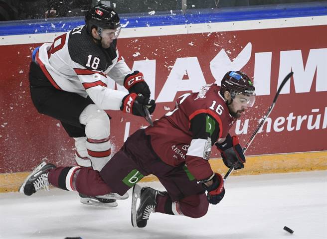 圣彼得堡SKA林登.维(左)与对手球员撞在一起。（美联社资料照）