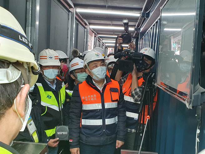 新北市侯友宜今（24日）上午视察捷运万大中和线–新北境内首座潜盾机发进准备作业。（叶书宏摄）