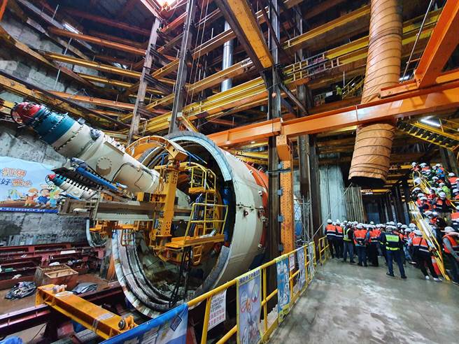 新北市侯友宜今（24日）上午视察捷运万大中和线–新北境内首座潜盾机发进准备作业。（叶书宏摄）