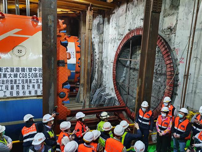 新北市侯友宜今（24日）上午视察捷运万大中和线–新北境内首座潜盾机发进准备作业。（叶书宏摄）