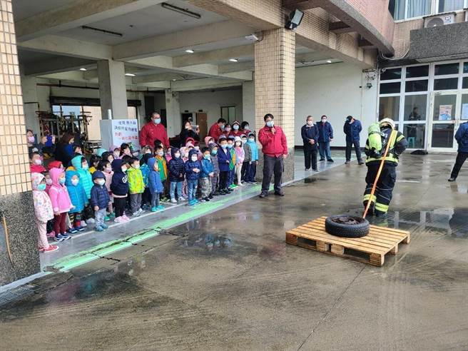 桃园市竹围消防分队及竹围义消分队举办竞赛，让消防家眷了解救灾工作。（姜霏翻摄）