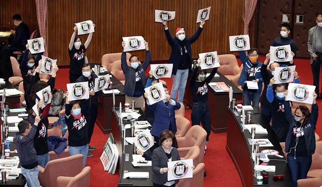 国民党立委高举「民主进步党-骗」标语抨击民进党未让校园禁用莱猪入法。（姚志平摄）
