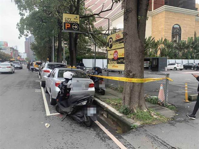 中市七期一处排水沟发现男尸，警方正调查死因。（民眾提供／卢金足台中传真）
