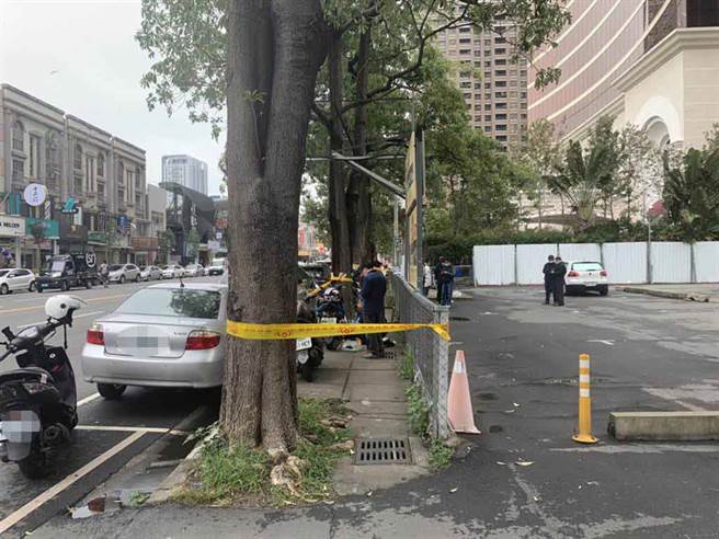 中市七期一处排水沟发现男尸，警方正调查死因（民眾提供／卢金足台中传真）
