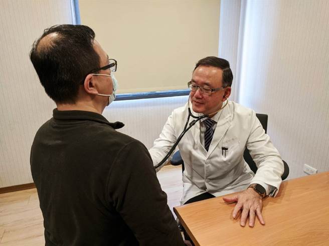 荣新诊所副院长潘俊伸表示，体检调查显示上班族健康危机与三高、体重过重、脂肪肝、尿酸、肾结石有关。(图/荣新诊所提供)