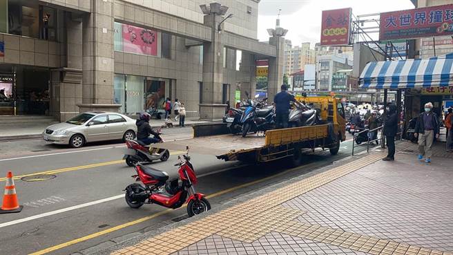 路边整排机车遭拖吊，却独留一台红色电动车，网指关键原因。（图／翻摄自爆怨公社）　