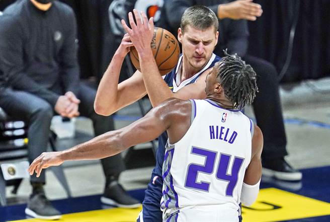 金块中锋约基奇遭到国王后卫希尔德压迫防守。(美联社)