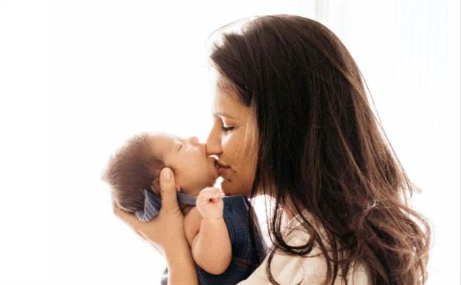 許多母親為了寶寶健康選擇親餵母乳，停止哺乳後胸部卻像洩了氣的皮球，專家表示透過美胸保養可以讓媽媽們重拾自信。(圖/KC WIN WIN-Gmilk提供)