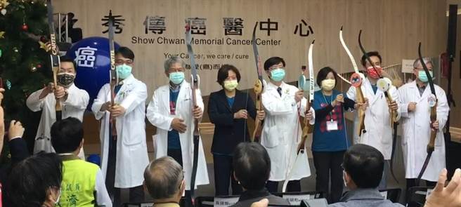 彰化秀传医院延平大楼更名秀传癌医中心开幕启用，秀传医疗体系齐心以弓箭瞄准癌症靶心，象徵多专科团队合作提供精准诊疗。（吴敏菁摄）