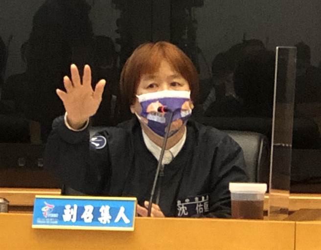 沈佑莲表示，台中市完全中学有国中部及高中部，教育局要给补足超钟点费用。（陈世宗摄）