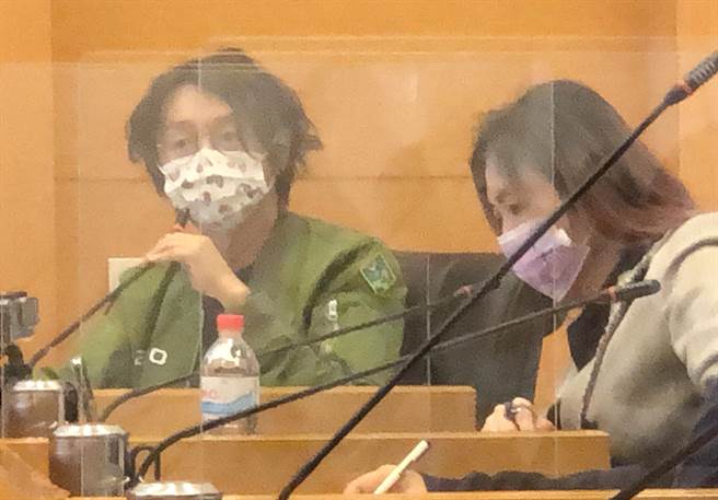 江肇国（左）指出，台中市完全中学里的国中老师应得到公平的待遇，不应有一校两制的情形。（陈世宗摄）