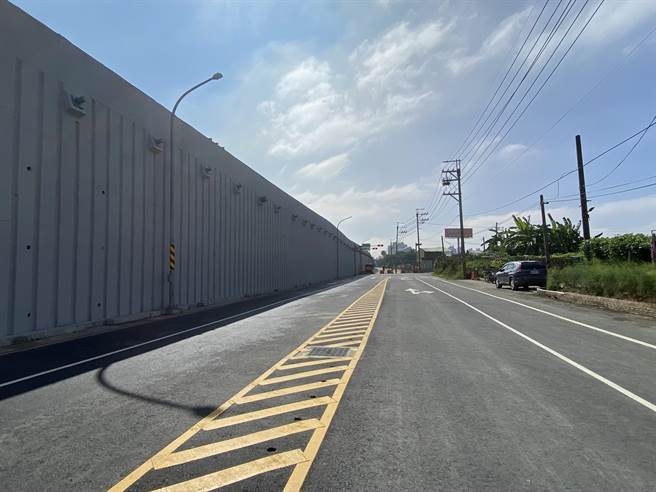台南市政府工務局爭取中山南路台20線以北增設國道兩側平面道路工程至中正路。（曹婷婷攝）