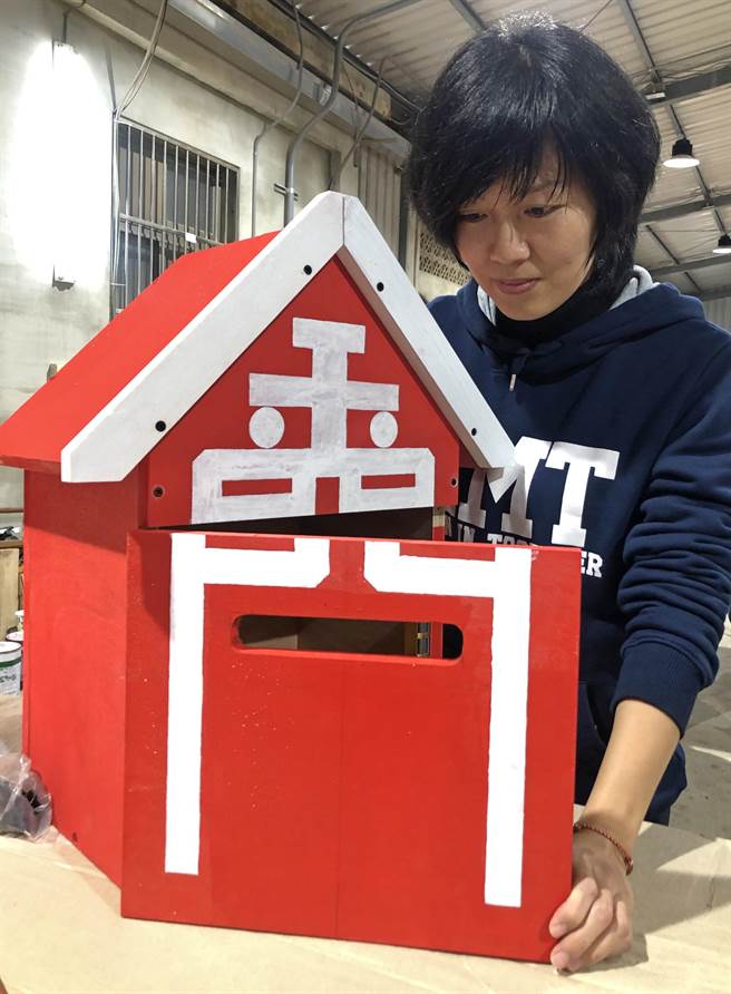 中华电信「金门」造型电话亭是当地最让人惊艳，留下百万雄师和熙攘游客打卡身影的小地标。（李金生摄）