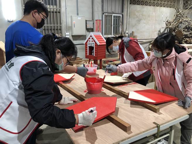 县林务所与金门家扶中心志工復刻「缩小版」公益电话亭，规画在农历春节时公开接受认购。（李金生摄）