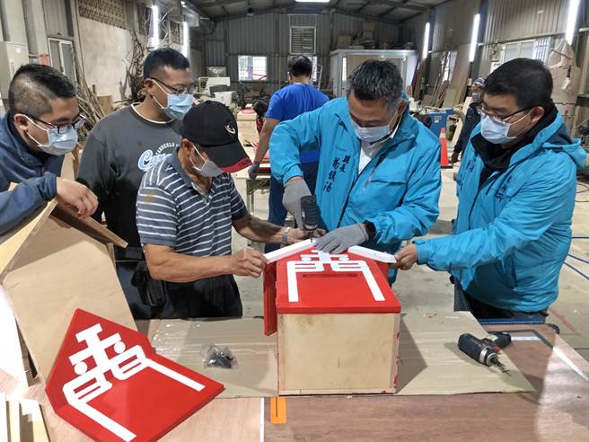 杨镇浯县长也加入钉作公益电话亭，强调这项公益作件的爱心和创意，让人感到特别的温馨。（李金生摄）