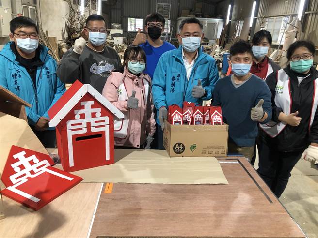 杨镇浯县长带领县府团队替林务所和家扶中心志工加油打气。（李金生摄）