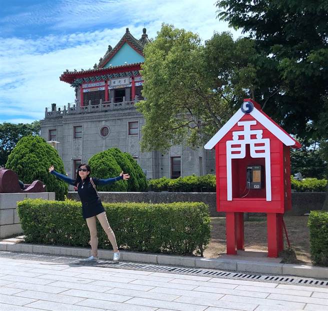 中华电信「金门」造型电话亭是当地最让人惊艳，留下百万雄师和熙攘游客打卡身影的小地标。（李金生摄）