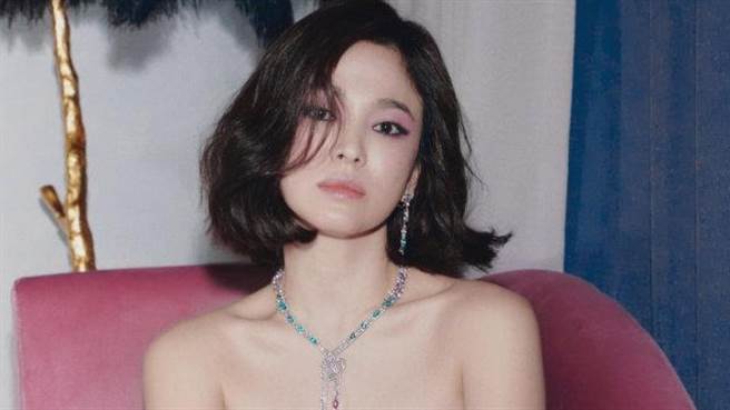 宋慧乔近日登上时尚杂志封面宣告回归。（图／IG@W Korea）