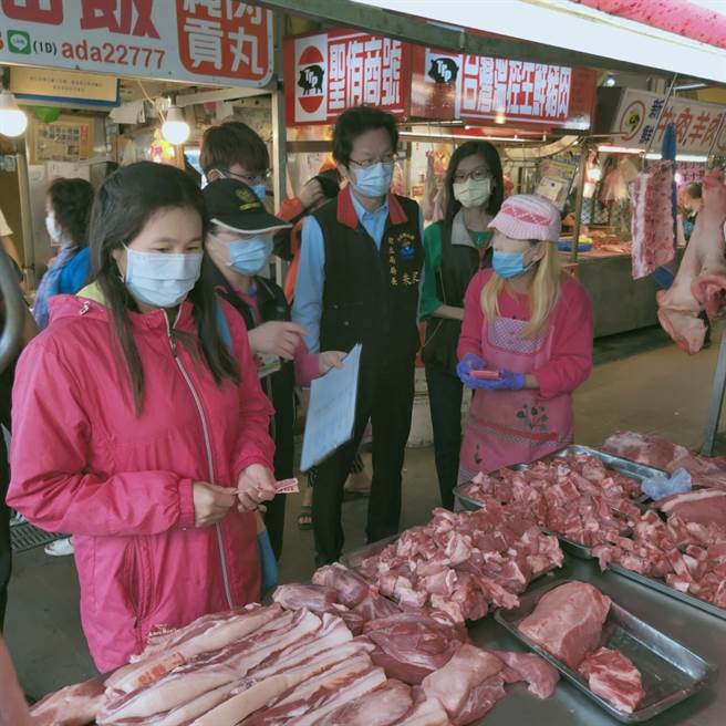 花莲县食安管理自治条例修订，含有乙型受体素的猪、牛等任何肉类及相关产制品，都不得在县内贩售或加工供应。图为卫生局长朱家祥日前到传统肉摊商宣导。（花莲卫生局提供／王志伟花莲传真）