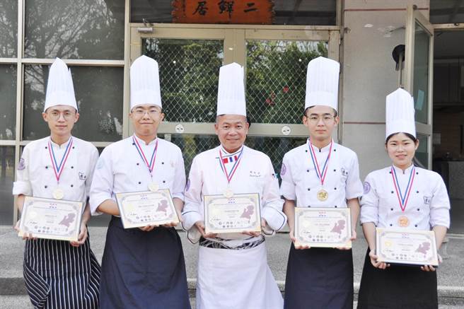 明道大学杨馥仪同学、马龙熏同学、关保佑老师、刘柏贤同学及谢宜蓉同学，参加2020NICC荷兰国际厨艺挑战赛，夺下4金 1铜的好成绩。(明道大学提供／吴建辉彰化传真)