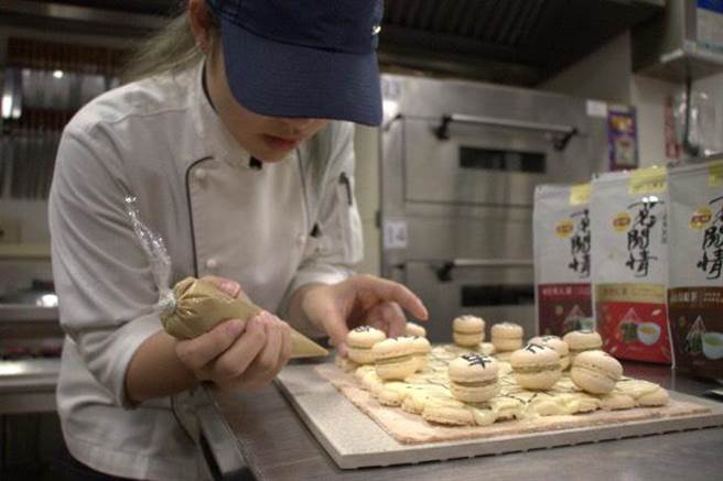 谢宜蓉同学以法国名点马卡龙，诠释中式象棋，将中华文化崭露无遗。(明道大学提供／吴建辉彰化传真)