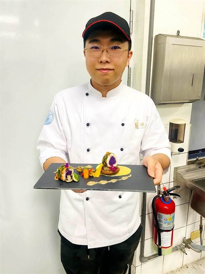 曾经拿下2018韩国KICC国际美食大赛个人烹调金牌的马龙熏同学，转战蔬食主菜展示组再摘一金。(明道大学提供／吴建辉彰化传真)
