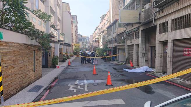 林姓老翁疑依亲被拒，在女儿家门口轻生亡。（程炳璋摄）