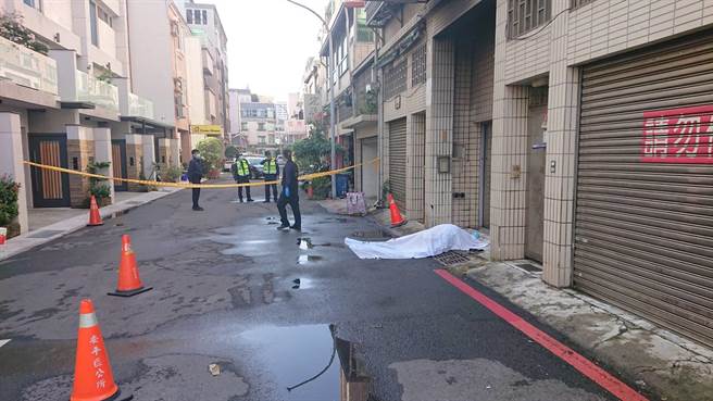 老翁在民宅前轻生吓到邻居，赶紧提水灭火，但老翁已回天乏术。（程炳璋摄）