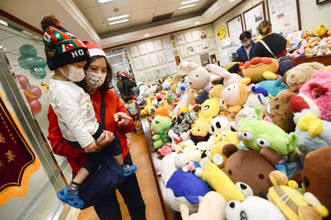 高雄長庚川崎症中心連續5年募集二手玩具送給病童，小朋友開心挑選喜歡的玩具。（林宏聰攝）