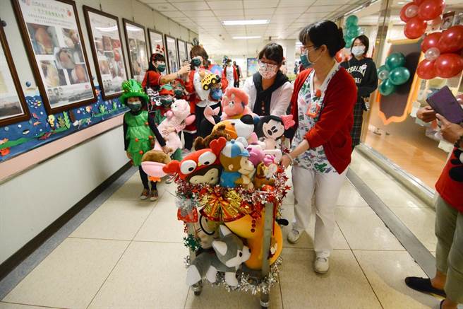 高雄長庚川崎症中心連續5年募集二手玩具送給病童，醫護人員與幼兒園小朋友一起將玩具送給住院的病童們。（林宏聰攝）