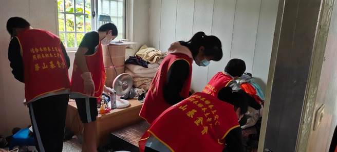 旭光高中师生每3个月1次，定期前往独居长者的家，帮忙打扫环境，相当有爱心。（华山基金会提供／黄立杰南投传真）
