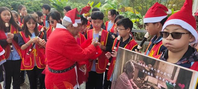 旭光高中师生24日前往草屯镇内独居长者的家，帮忙打扫环境；独居的阿雄阿公也变身成圣诞老公公，欢喜感谢同学们的付出。（华山基金会提供／黄立杰南投传真）