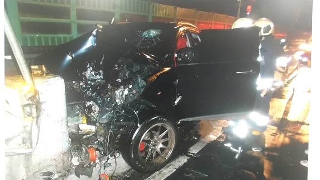 凌男凌晨驾车自撞匝道口的分隔岛，送医急救后仍宣告不治。（翻摄照片／林郁平台北传真）