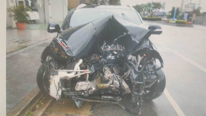 强大的撞击力造成凌男的车头全毁。（翻摄照片／林郁平台北传真）