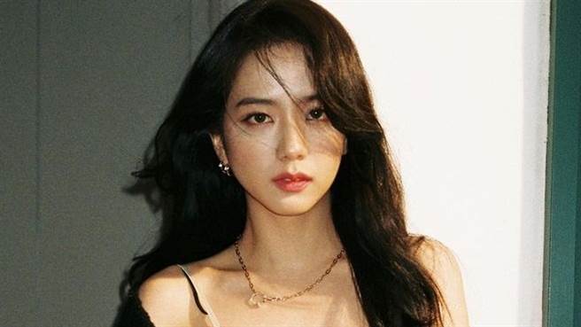 Jisoo近日接下Cartier的形象大使，在IG上晒出穿搭美晕网友。（图／IG@sooyaaa__）