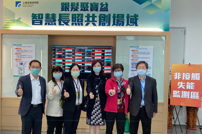 工研院智慧长照大联盟秘书长庄曜宇（右）希望将智慧医疗科技导入到社区，建立居家照护的完整体系。（工研院提供／罗浚滨新竹传真）