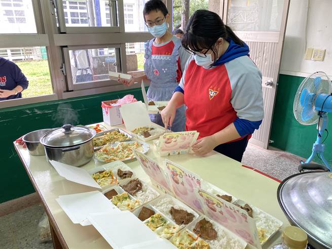 大湖國中規畫系列課程讓學生了解高齡化與長照議題，24日與華山基金會寒冬送暖合作，由45名師生親自下廚做便當贈獨居老人。（巫靜婷攝）
