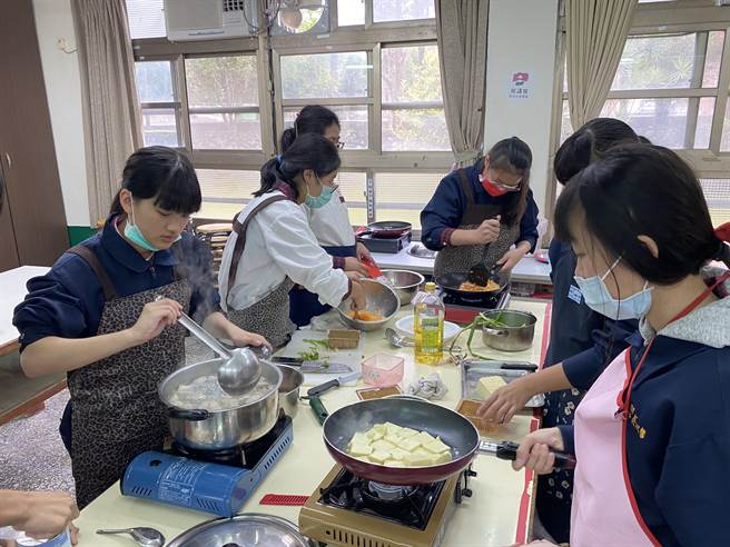 大湖國中規畫系列課程讓學生了解高齡化與長照議題，24日與華山基金會寒冬送暖合作，由45名師生親自下廚做便當贈獨居老人。（巫靜婷攝）