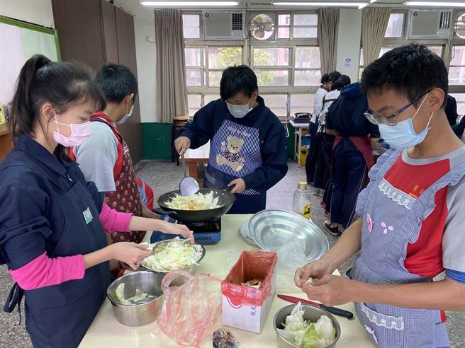 大湖國中規畫系列課程讓學生了解高齡化與長照議題，24日與華山基金會寒冬送暖合作，由45名師生親自下廚做便當贈獨居老人。（巫靜婷攝）